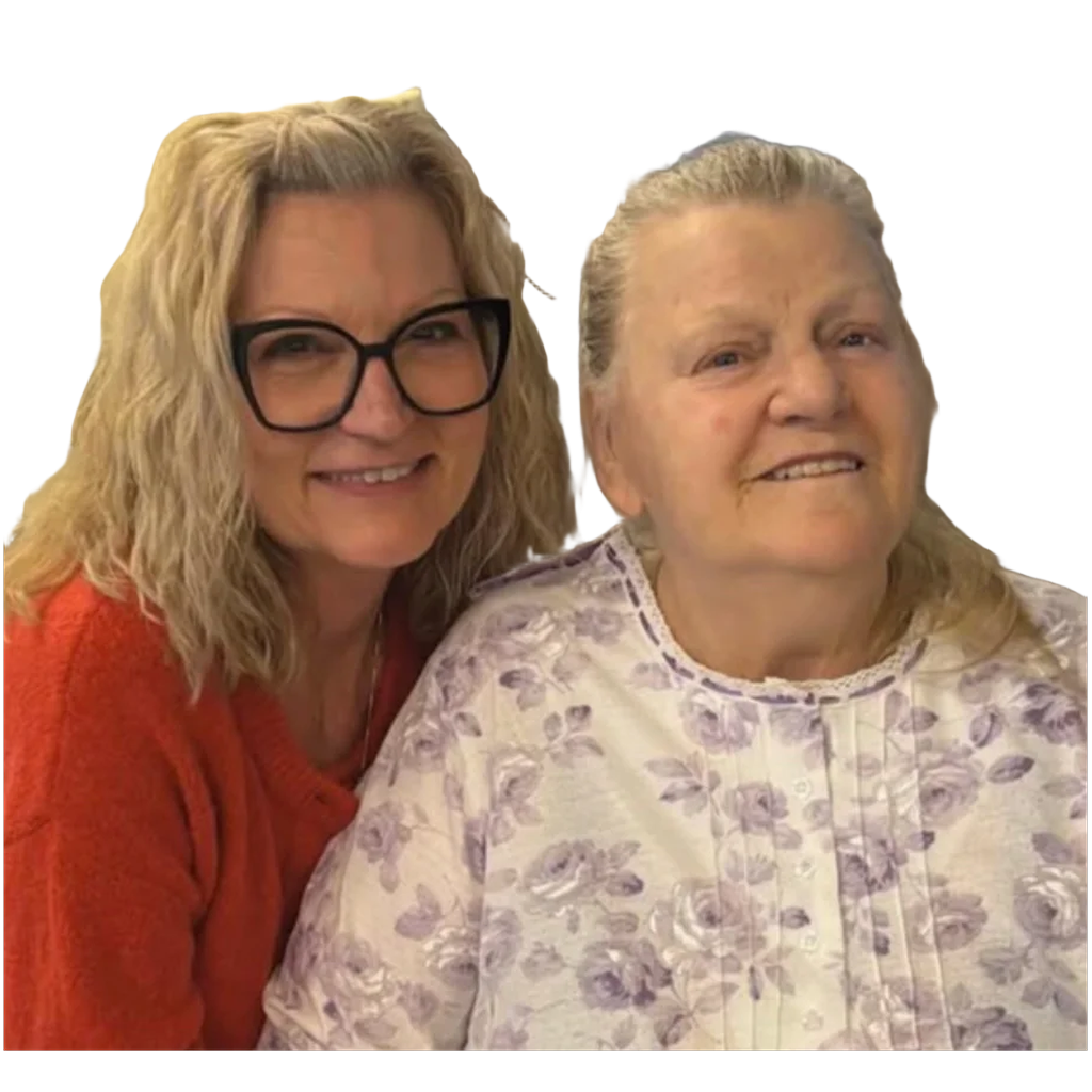 Proche aidante souriante accompagnant une personne âgée portant un vêtement adapté pour les personnes vivant avec l'Alzheimer ou des troubles cognitifs, facilitant l'habillage et le travail des proches aidants.